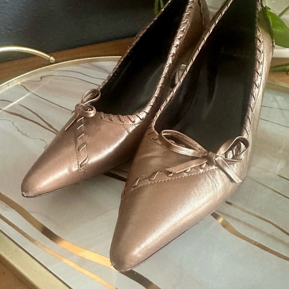 Stuart Weitzman Womens Bronze Leather Woven with Bow Kitten Heels Clean Size 5.5 - Picture 3 of 8